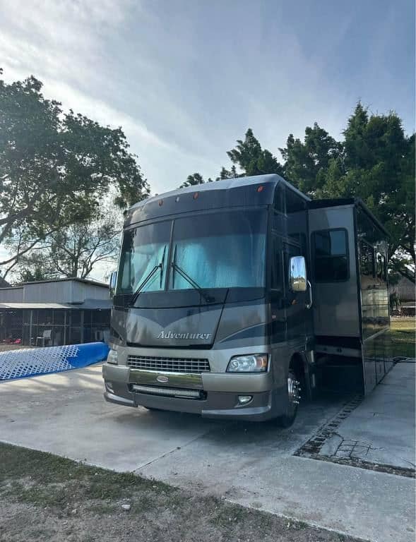 Winnebago Adventurer exterior